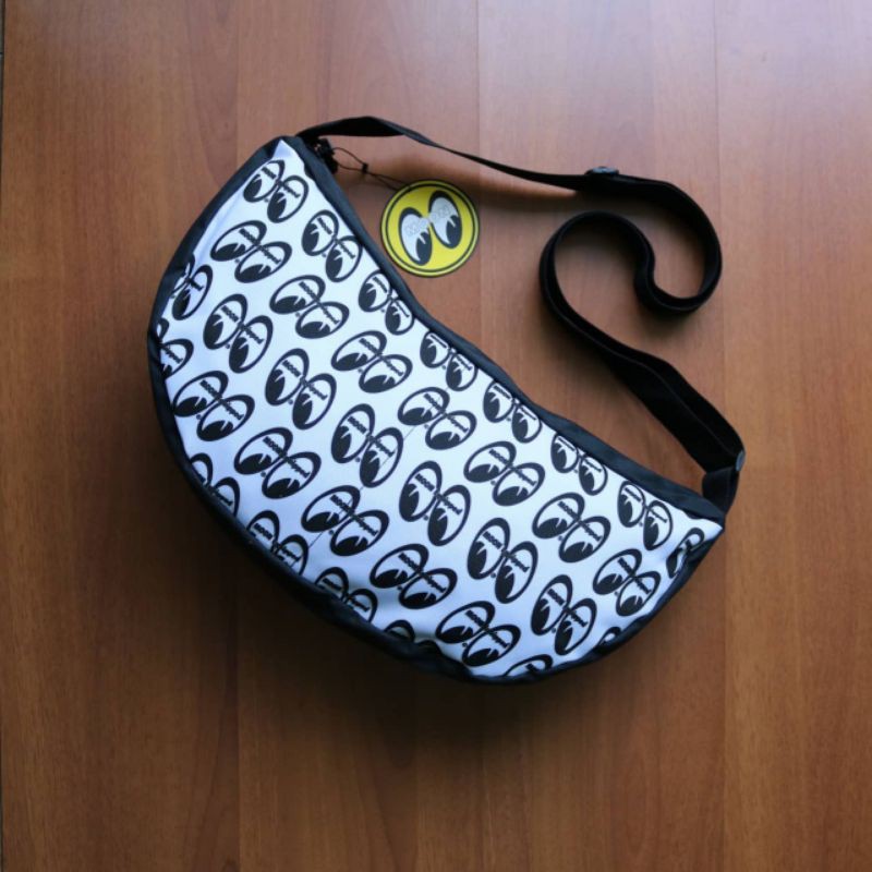 Tas slempang mooneyes black white