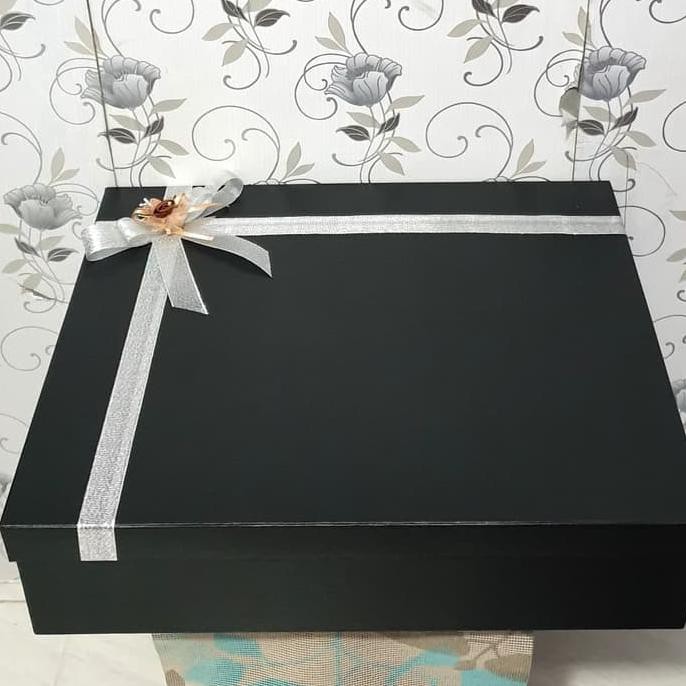 

Ready Oke Kotak Kado/Gift Box Exlusive Emboss Jumbo Hitam Rambut
