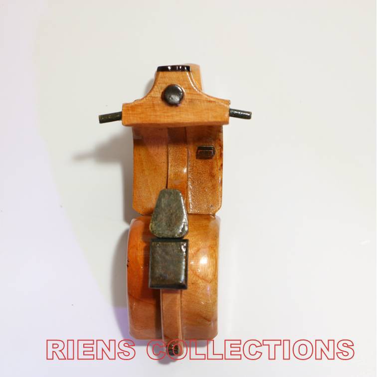 RIENS COLLECTIONS. MINIATUR DIECAST PAJANGAN VESPA KAYU UKURAN 16X7X10 CM. Souvenir Jogja. Oleh Oleh Jogja