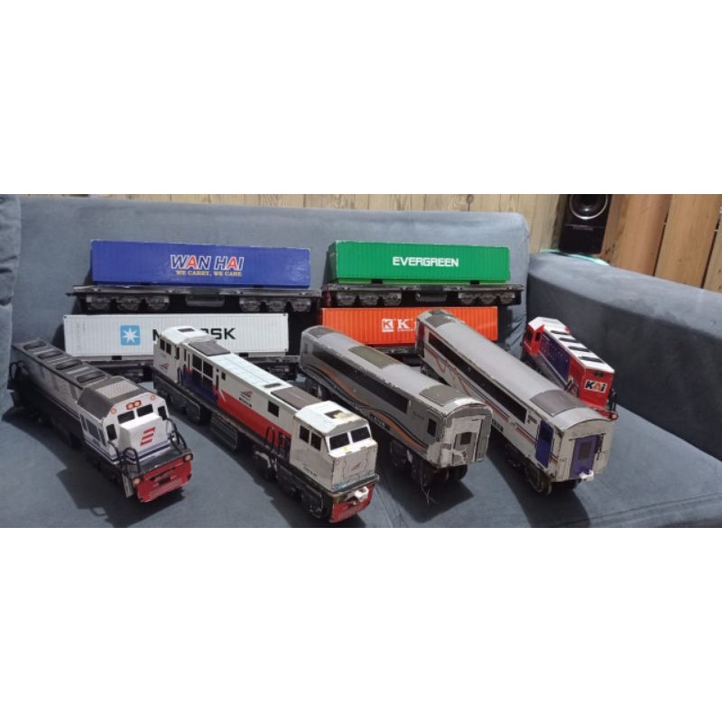 miniatur lokomotif kereta api