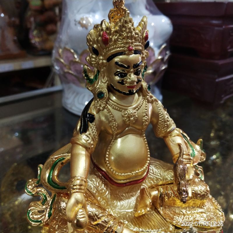patung Buddha jambhala kuning