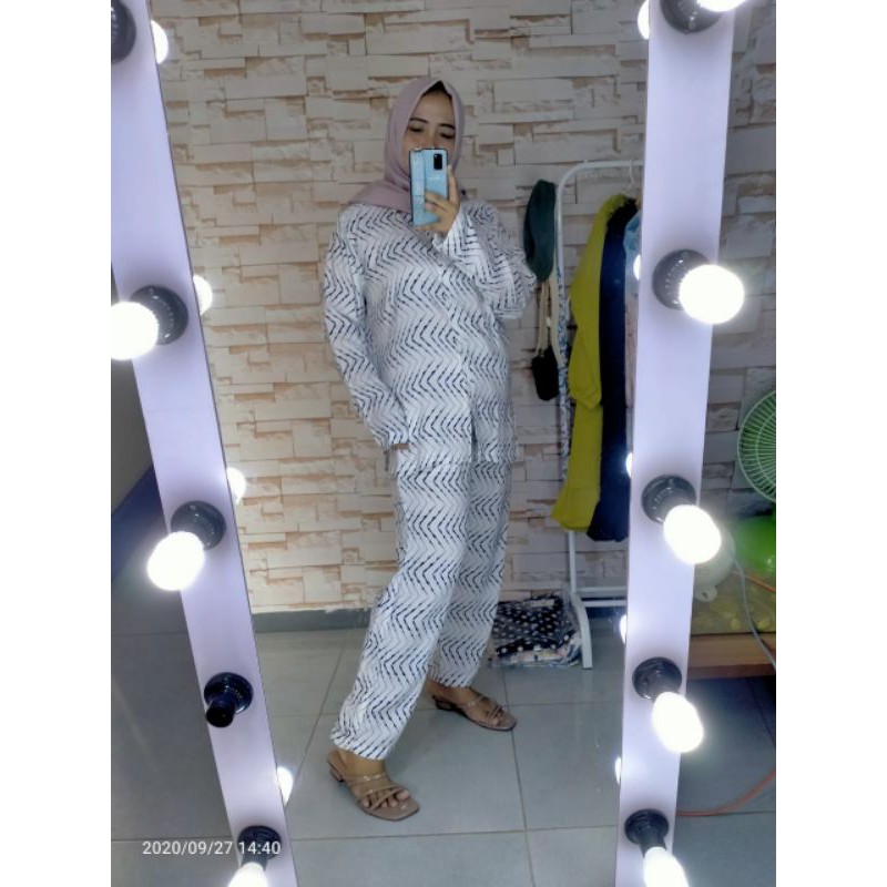 

meggy one set abstrak white