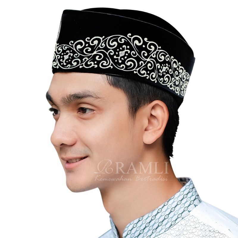 Peci hitam pria susun ac motif Salur