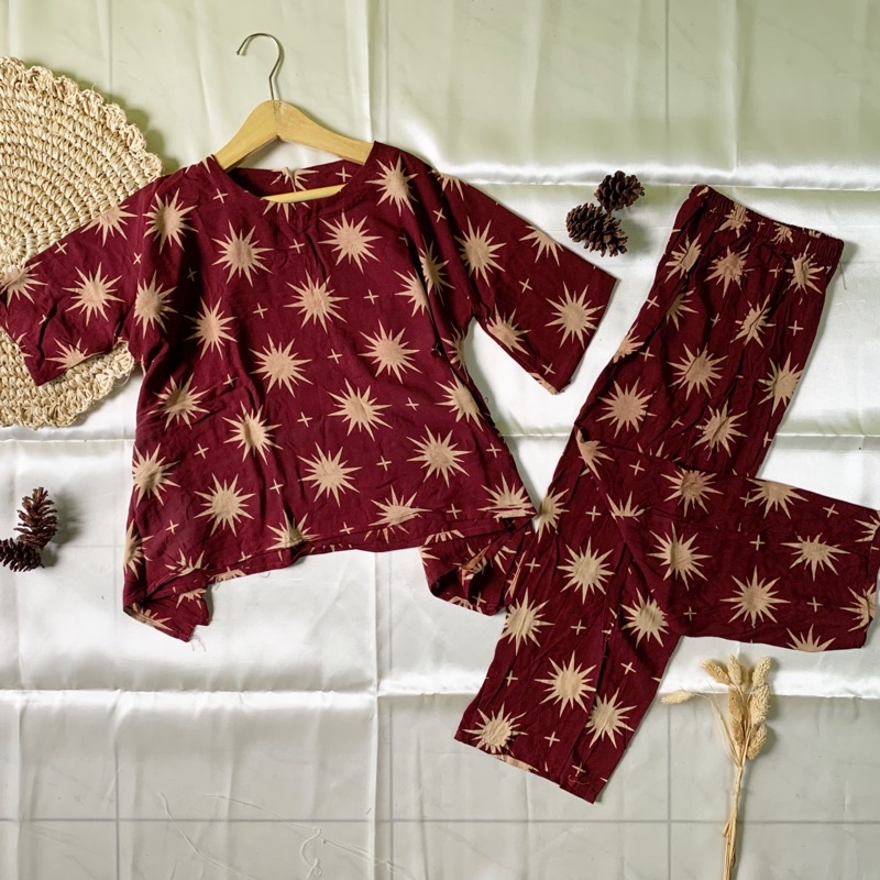 SETELAN WAKA ANAK USIA 5-8 TAHUN | SETELAN WAKA ANAK BAHAN RAYON | SETELAN WAKA ANAK PEREMPUAN | ONE SET ANAK WAKA | BAJU ANAK PEREMPUAN | PAKAIAN ANAK PEREMPUAN | SETELAN WAKA ANAK BAHAN RAYON-Maroon