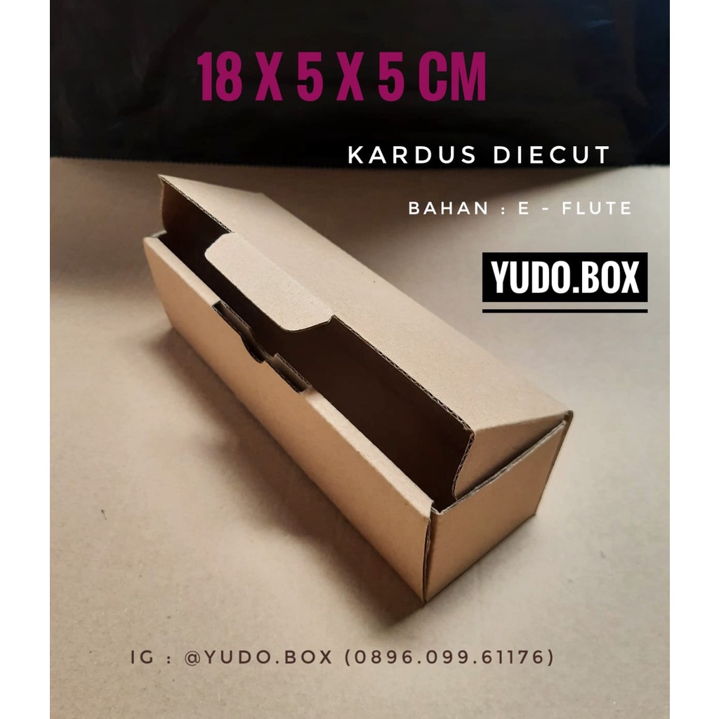 

Kardus uk. 18x5x5 cm.... box karton model pizza U/ aksesoris-dll