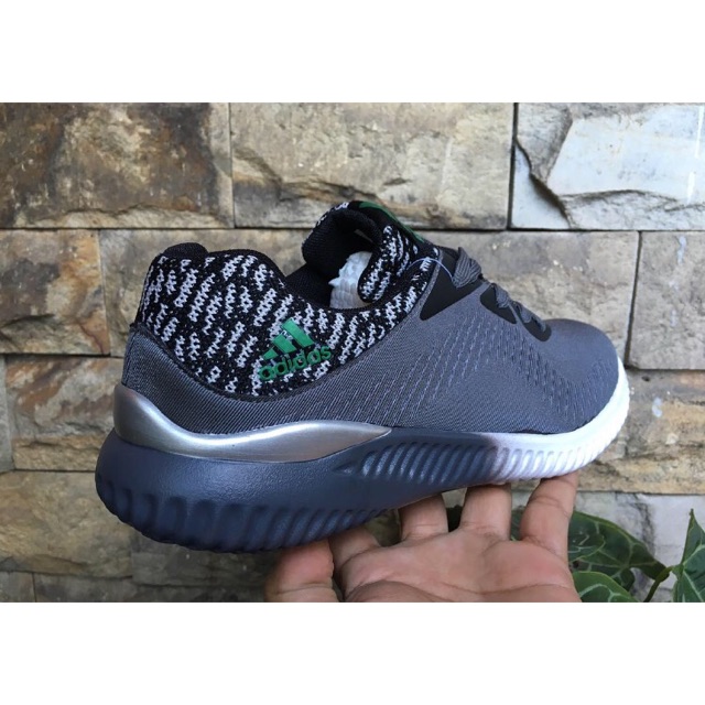 Sepatu Olahraga Adidas