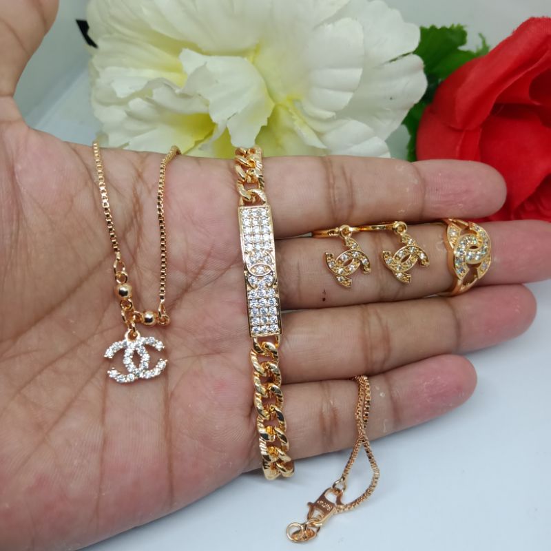 set perhiasan motif Chanel 02, set perhiasan titanium asli anti luntur anti karat,set perhiasan wanita dewasa terbaru 2021, perhiasan 1 set komplit kalung gelang cincin anting,perhiasan mirip mas asli, perhiasan berlapis emas 24 k