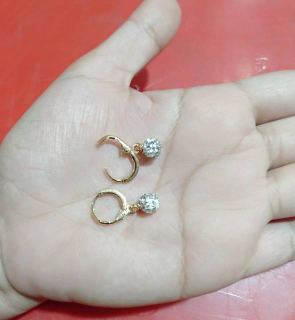 Xuping Anting Dewasa Kubik Pertama Putih,