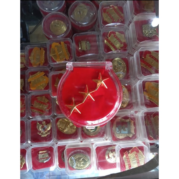 Pin Bintang tiga Baret