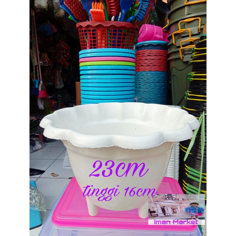 Pot putih plastik 25cm dan 20cm kaki / pot tanaman putih / pot bunga / pot murah