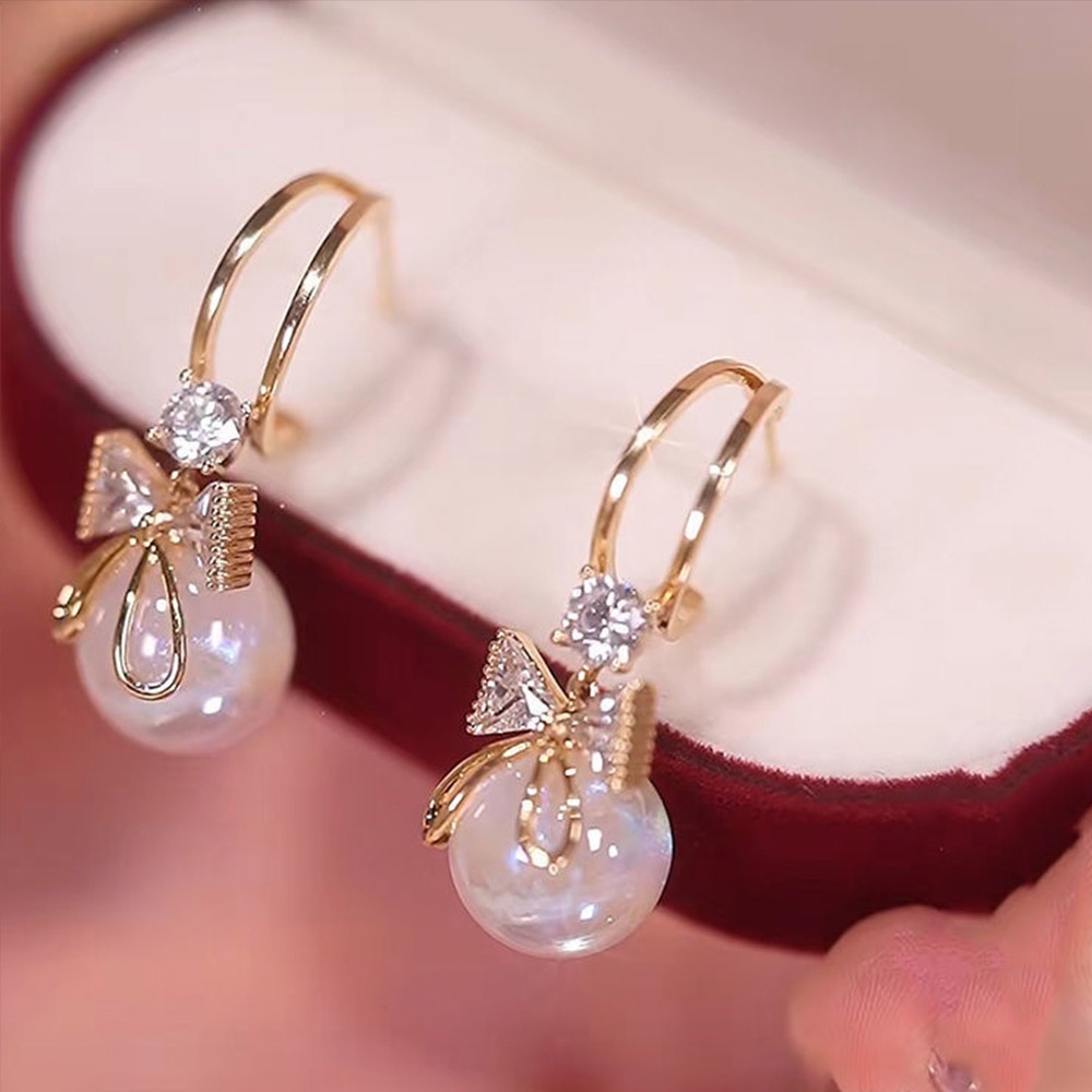 1 Pasang Anting Stud Liontin Mutiara Bentuk Pita Warna Emas Untuk Wanita