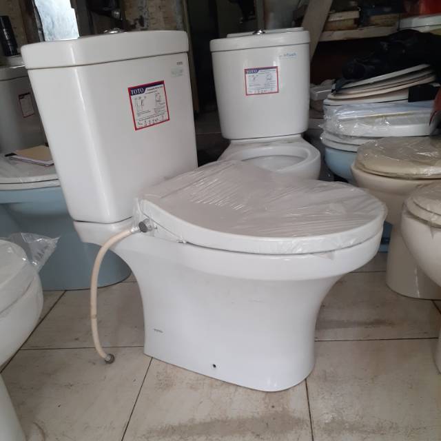 Closet duduk merek toto CW 631 j