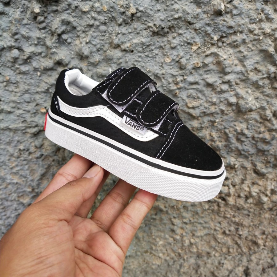 SEPATU VANS IMPOR KIDS VELCRO BLACK WHITE HITAM PUTIH KADO ANAK KECIL TK SD COWOK CEWEK SEKOLAH