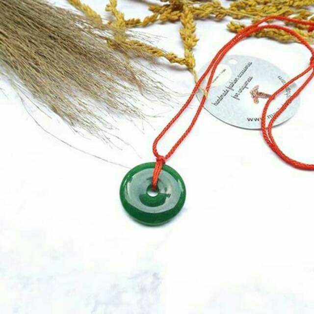 Kado Kalung Cewek  Cowok Liontin Batu Alam Giok  Hijau Koin  Tali Flexible Merah Bisa Panjang Pendek