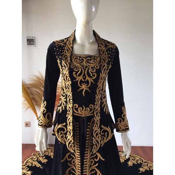 kebaya ekor/kebaya bludru