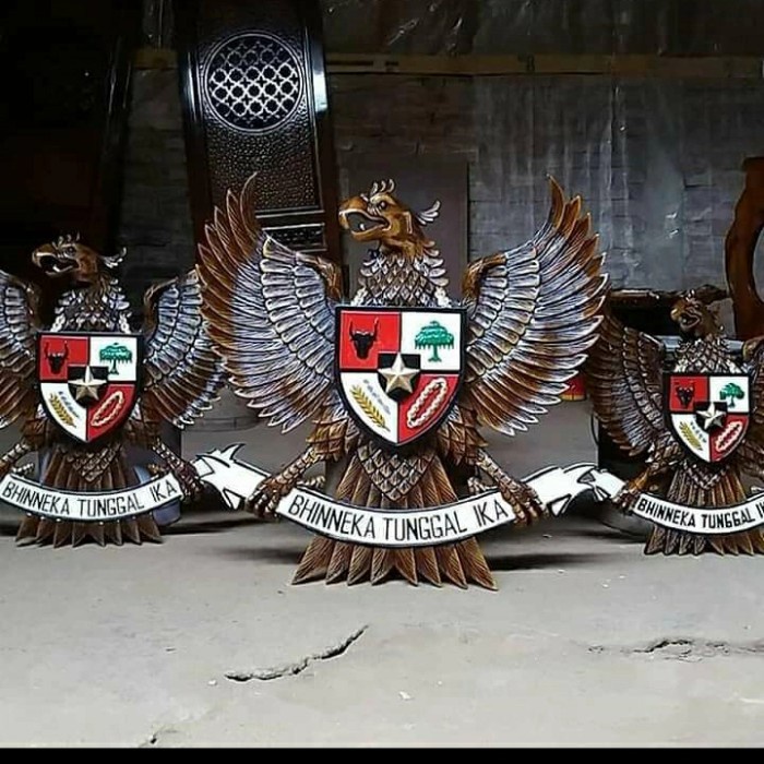 burung garuda ukir kayu jati
