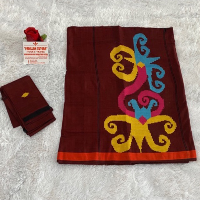 Kain Sarung Tenun Sutra Lagosi Khas “Bugis” Sengkang, Makassar (Cumi) Pakai Selendang