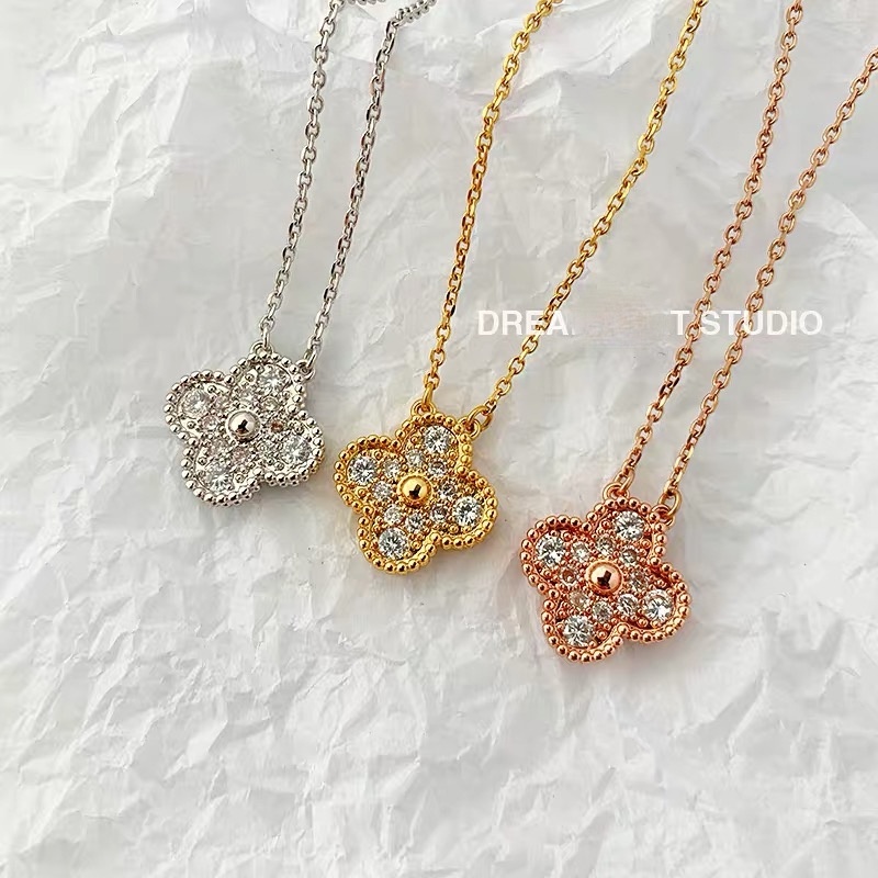 Clover Kalung Rantai Emas 18K Bahan Titanium Steel Tahan Air Dan Lembab Untuk Wanita