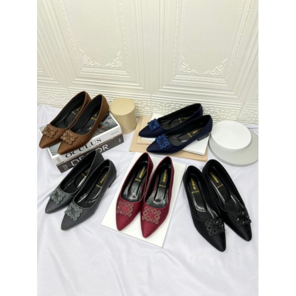 Medan Sepatu wanita bahan satin tapak karet 2 cm