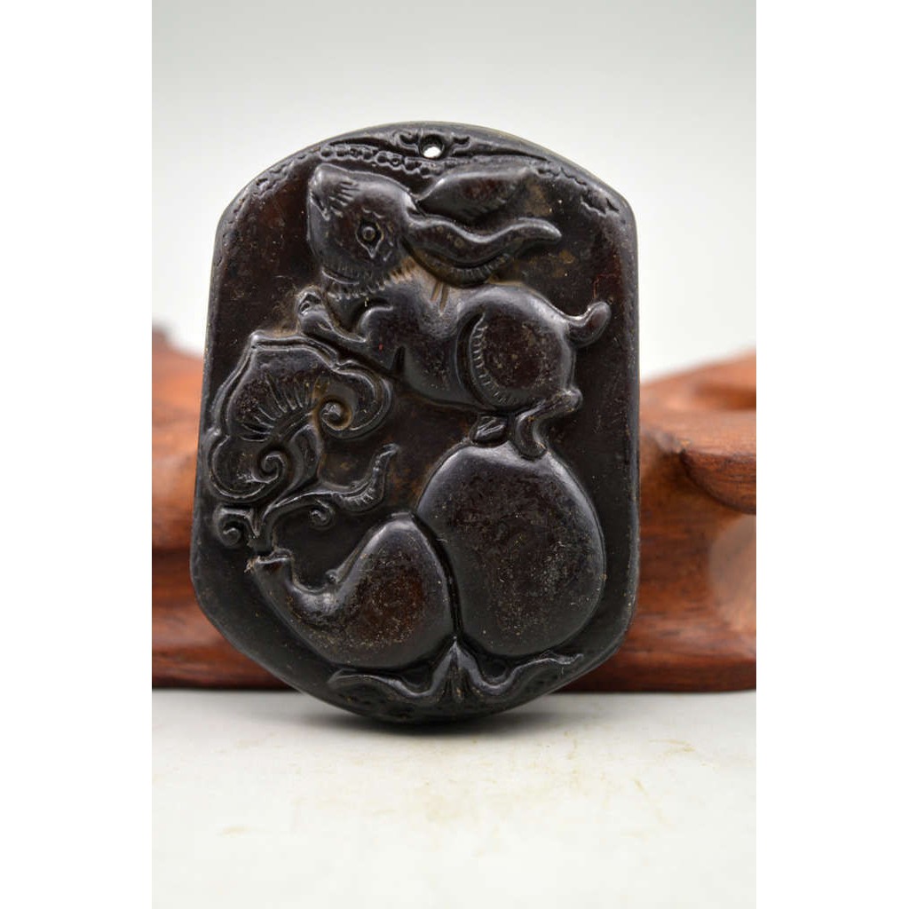 Liontin giok hitam/natural black jade bergambar kelinci