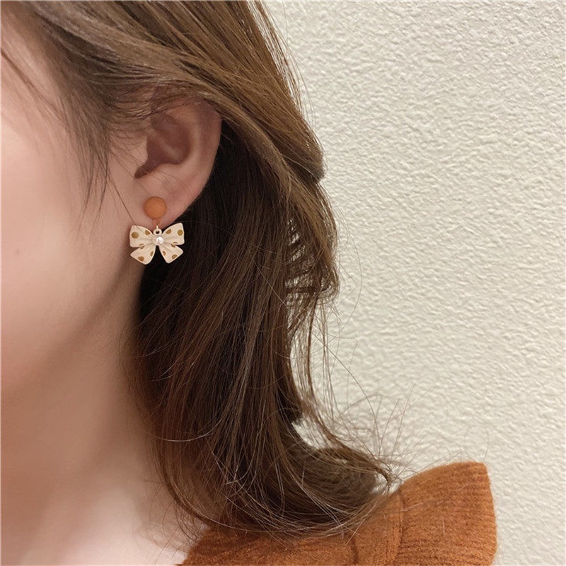 Anting Bentuk Pita Motif Polkadot Aksen Mutiara Untuk Wanita