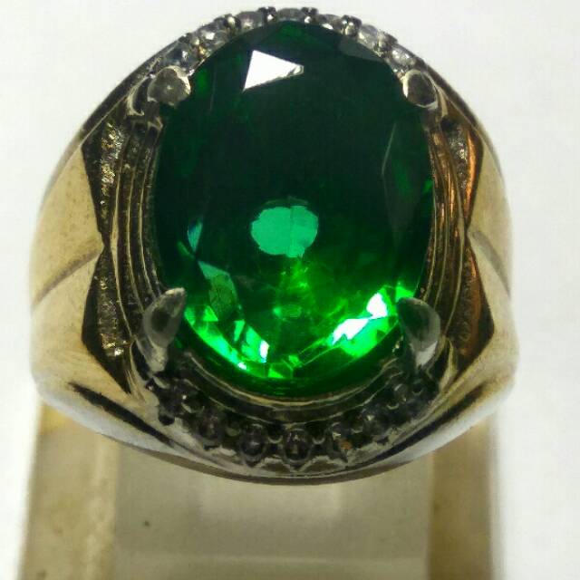 Zamrud catam Colombia mantap luster menyala