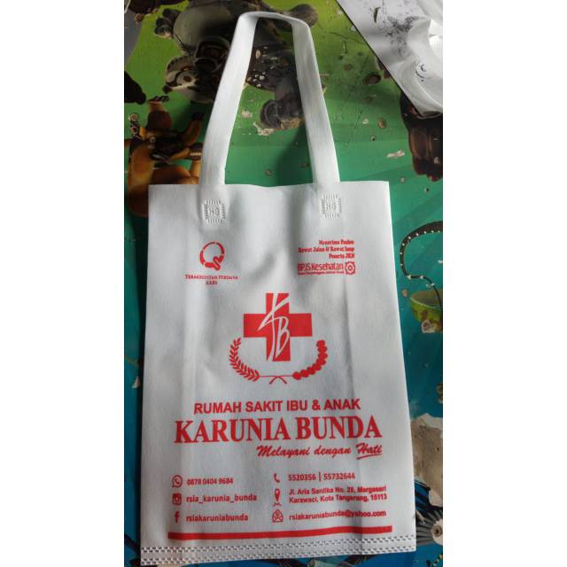 1 HARI BERES Tas Spunbond 75gsm 1 pak isi 50 pcs uk 25x35x8 sablon 1 sisi 1 warna