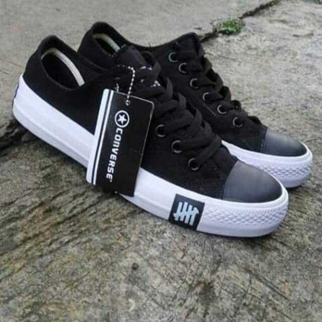 Converse Hitam