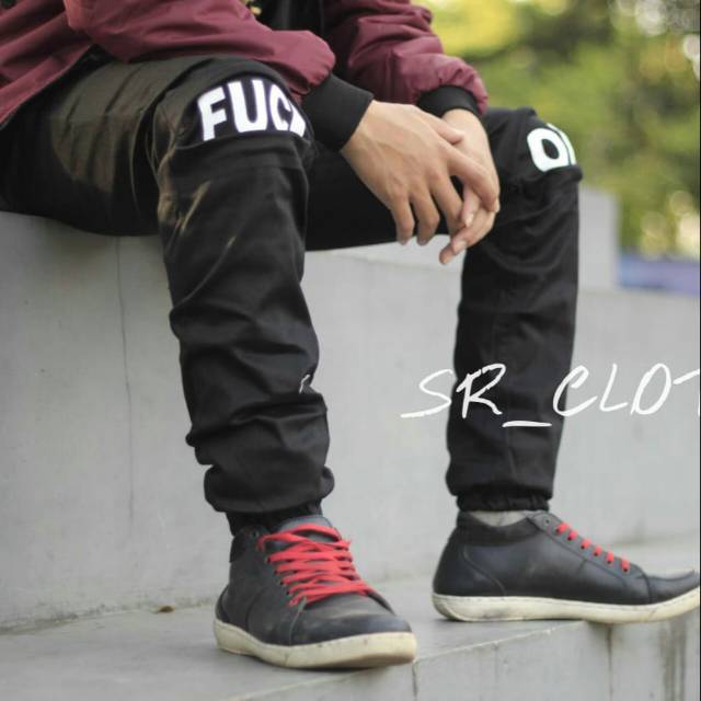Celana jeans joger sobek lutut pria