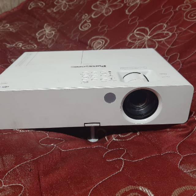 Proyektor Panasonic PT LB3EA