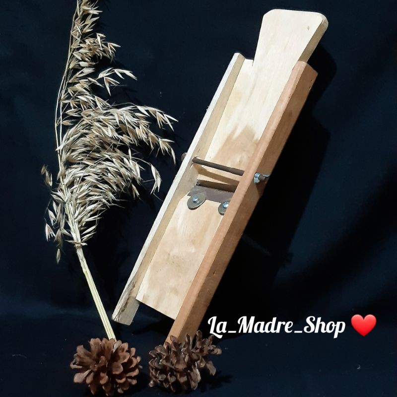 PARUTAN SERUTAN KAYU KERIPIK SINGKONG - Pisau Cuter merek Berlian