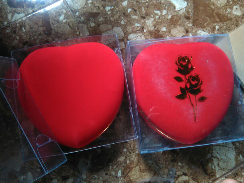 Set Kotak Perhiasan Bentuk Love List Emas