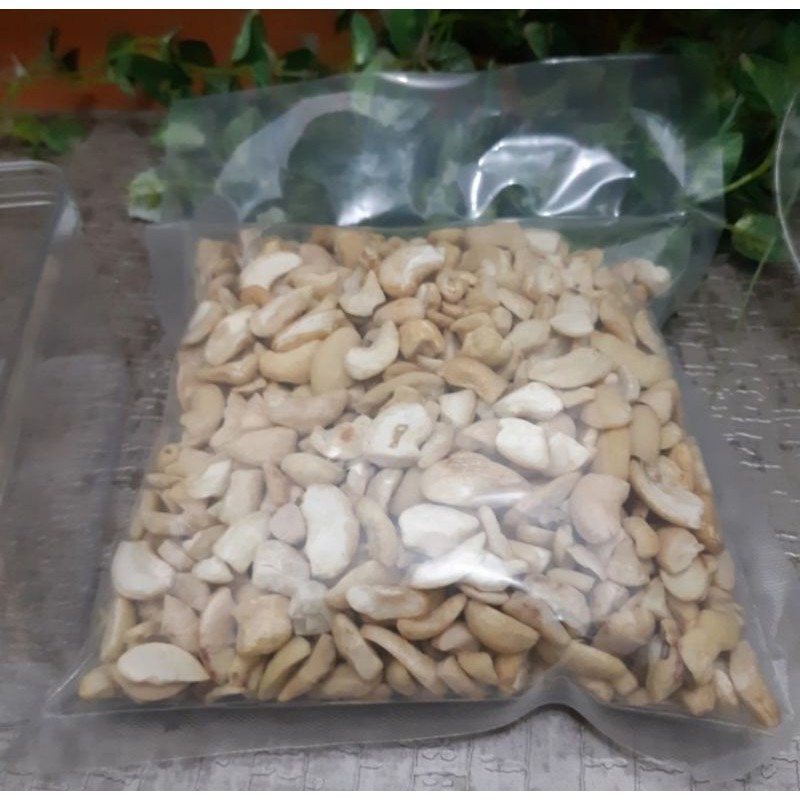 

kacang mede belah 100gr