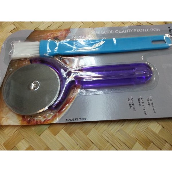 

Pizza Cutter & Brush Set