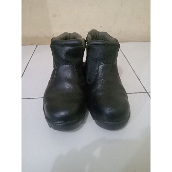 sepatu safety second