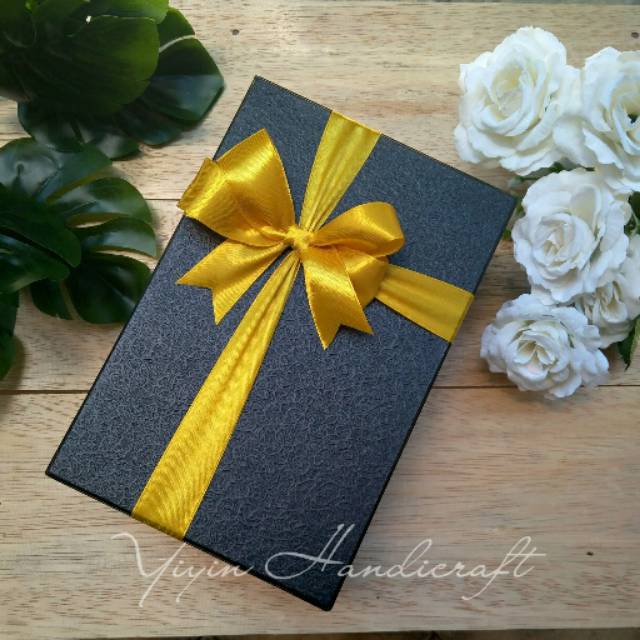 

Kotak kado gift box 20x13x4cm