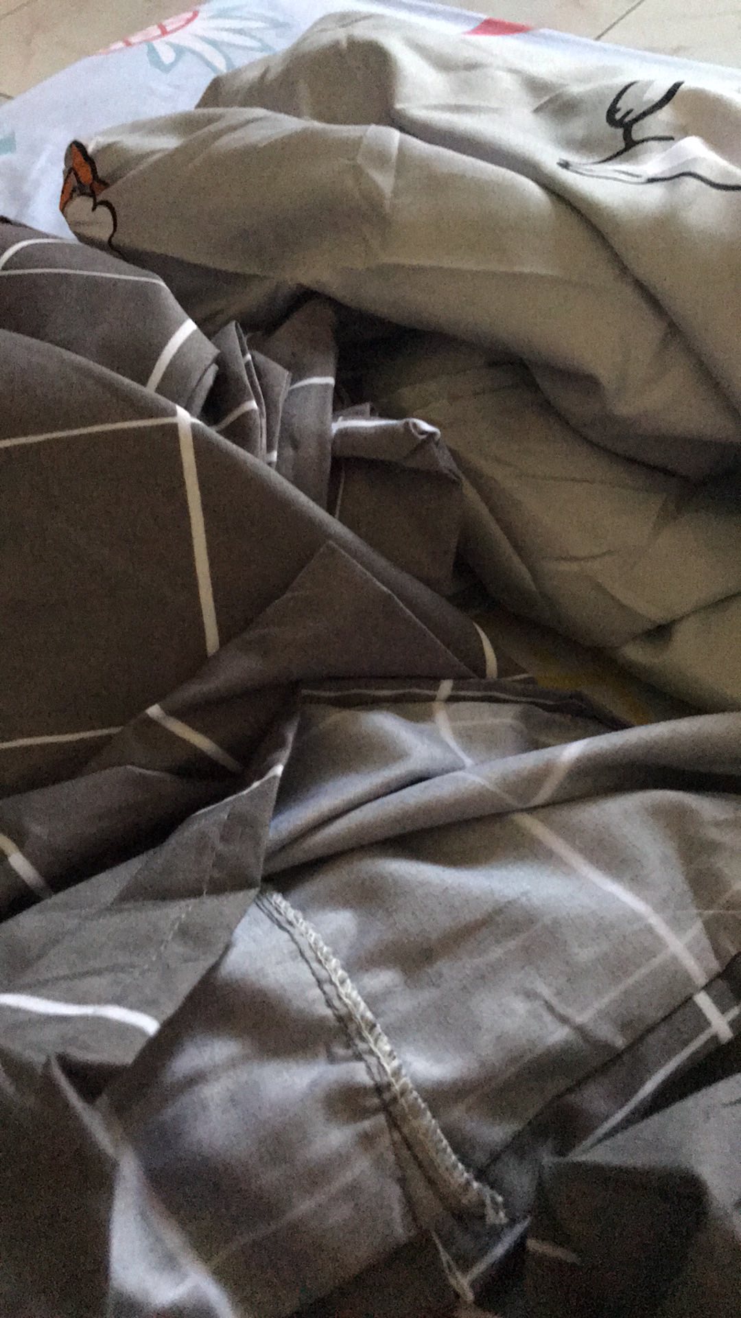 Sprei Kintakun Dluxe 180x200 B4 - Agnesia Brenda Braxley Caroline Danielle Ezlyn Graciela Zirafa