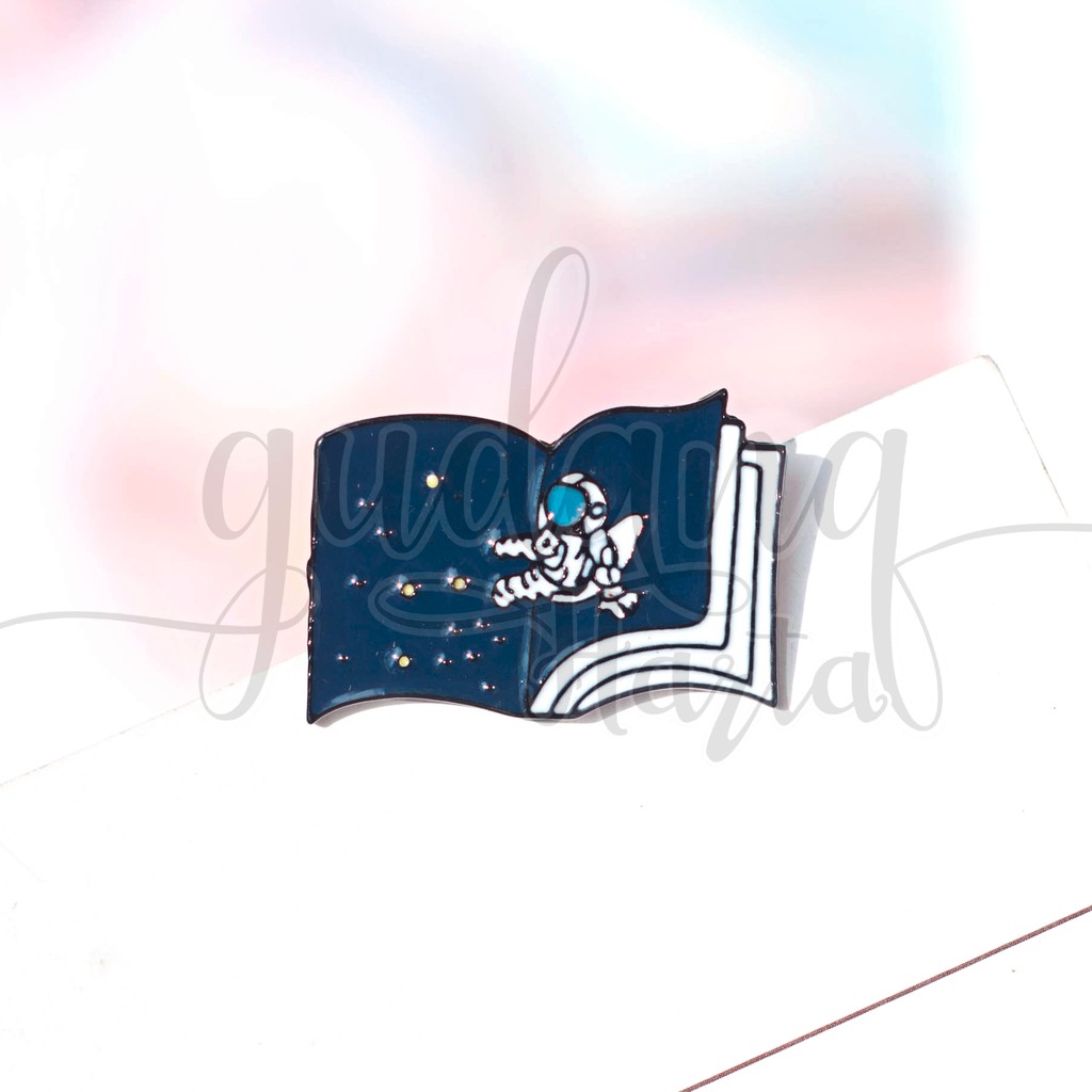 Pin Astronaut Book Astoronot Buku Bros Unik Lucu GH 208280