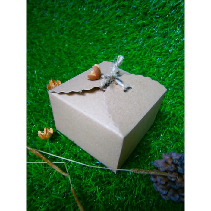 

READY STOCK GIFT BOX PACKING KOTAK SOUVENIR UNIK+TALI GONI 280 gr PLT 9 X 9 X 6 Cm