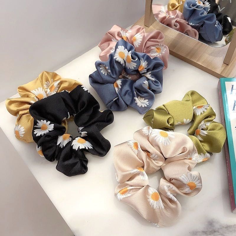 Scrunchie Bunga Daisy Bahan Satin Silky Cepol Rambut Ikat Rambut Korea Kunciran