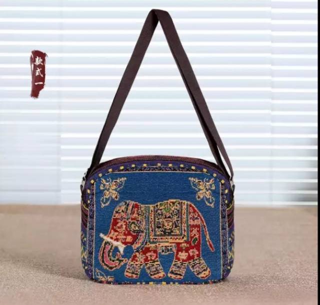 Tas selempang oval karakter owl dan elephant