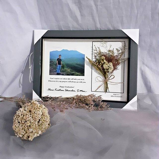 

Frame 3D/ kadowisuda/ hadiah ulangtahun/ hadiahpernikahan/ souvenir seminar dengan bunga kering asli
