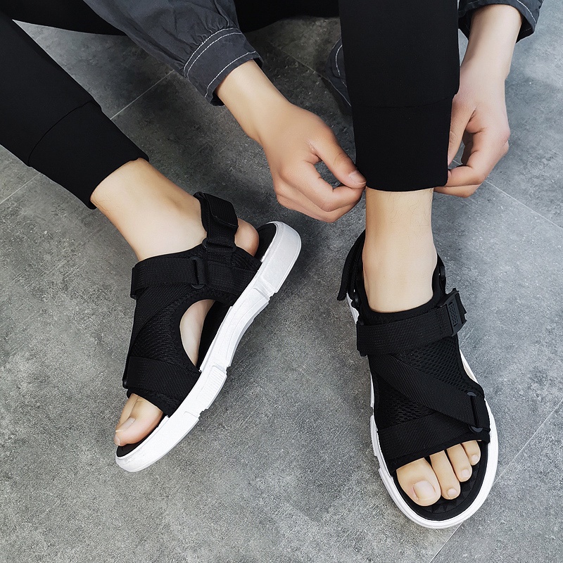 [ COD + Kirim Hari ini ]  Sandal Gunung Pria Sandal Kasual Pria Sandal pria gaya Jepang Sepatu Sandal Pria Sandal Pria Sandal Cowok Kekinian Tali Belakang Yang Bisa Dilepas Sandal Pria Sandal Karet Impor Baru Sandal Fashion Pria Sandal Sport （Unisex）