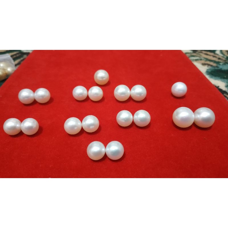 liontin emas putih dengan mutiara air laut