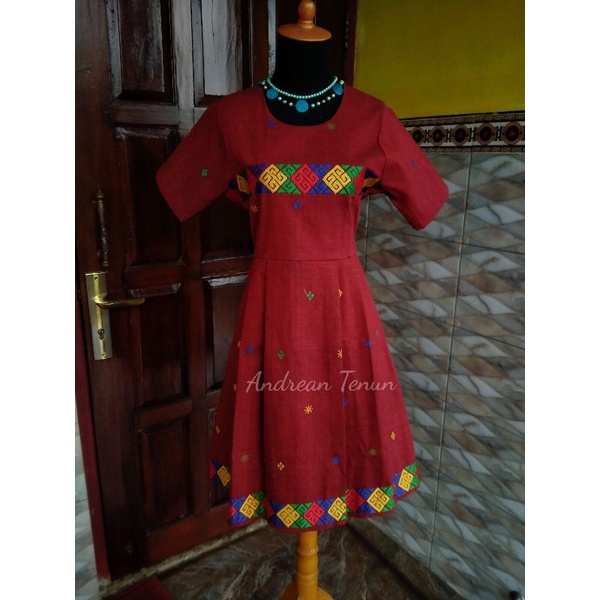 Dres tenun motif toraja