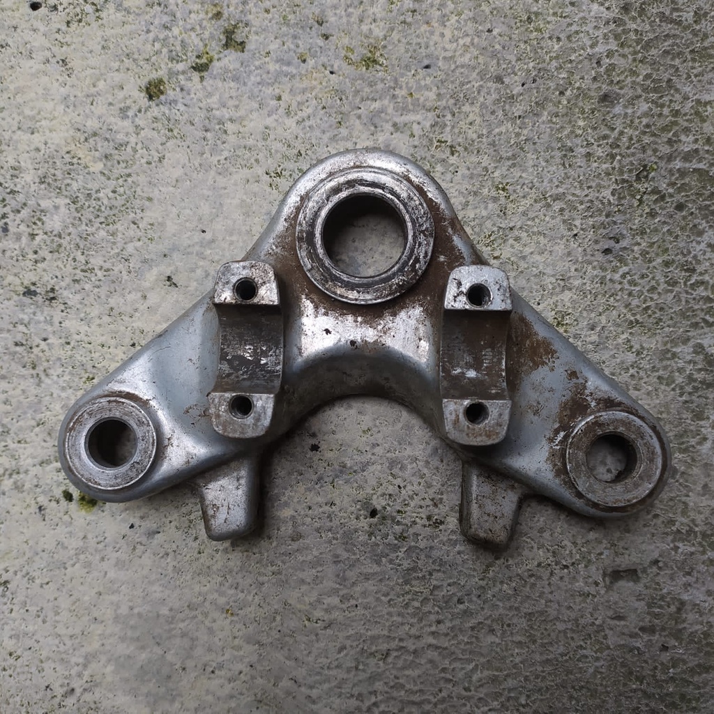 Segitiga T shock sisi depan Honda Cb 100 original bawaan motor cb 100