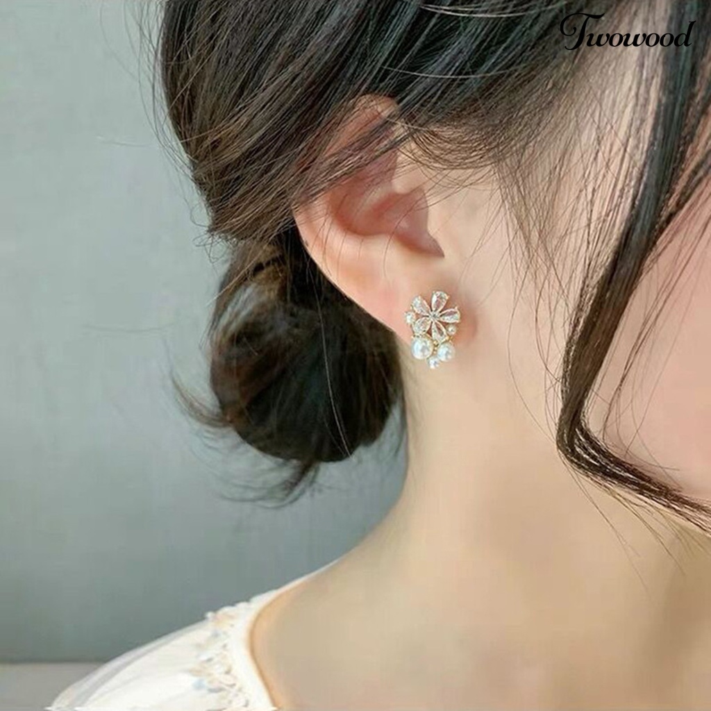 1 Pasang Anting Stud Bentuk Bunga Bahan Alloy Untuk Wanita