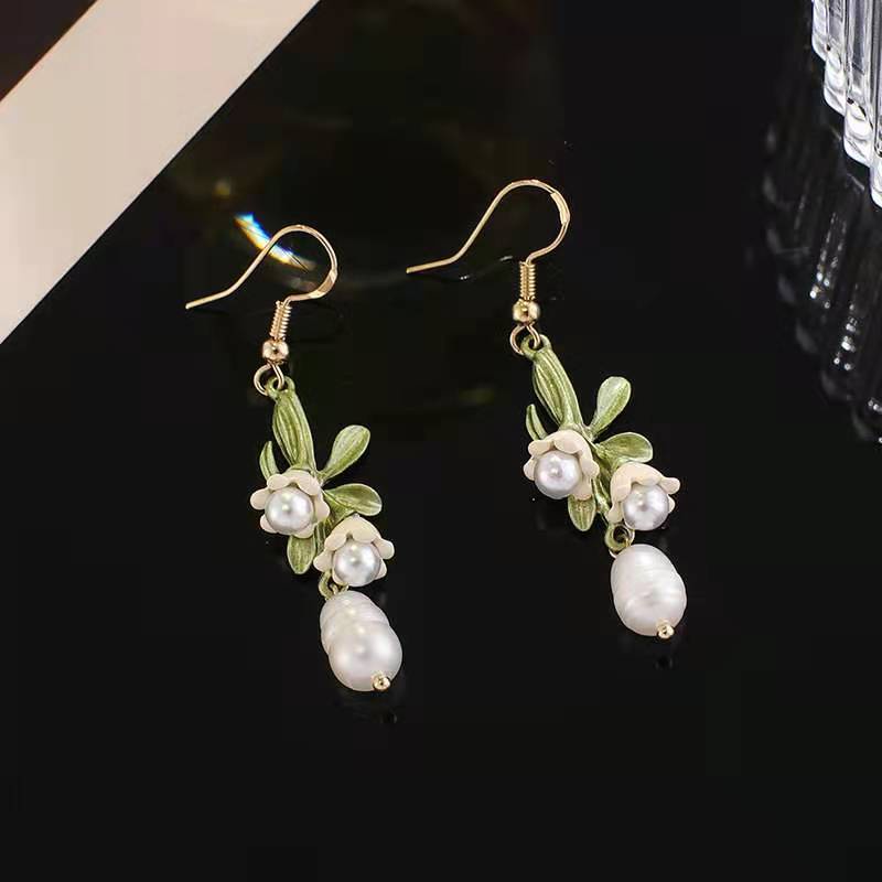 Anting Tusuk Gantung Desain Bunga Lily Warna Putih Gaya Musim Semi / Panas / Peri Untuk Wanita