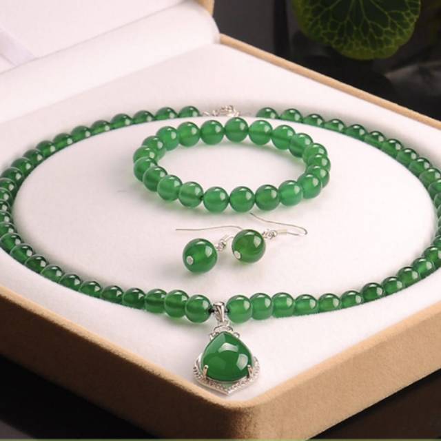 Satu set green mutiara giok kalung, gelang dan anting