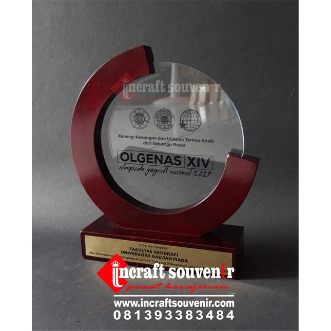 PLAKAT SOUVENIR AKRILIK Universitas Gadjah Mada